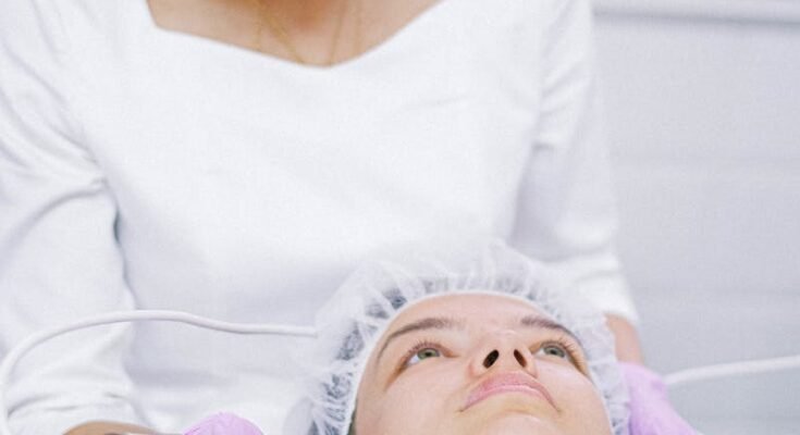 Une esthéticienne effectue un traitement de soin de la peau au laser sur un patient dans une clinique.