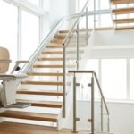 Monte-escalier installé le long d'un escalier de maison, rampe moderne, intérieur clair