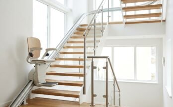 Monte-escalier installé le long d'un escalier de maison, rampe moderne, intérieur clair