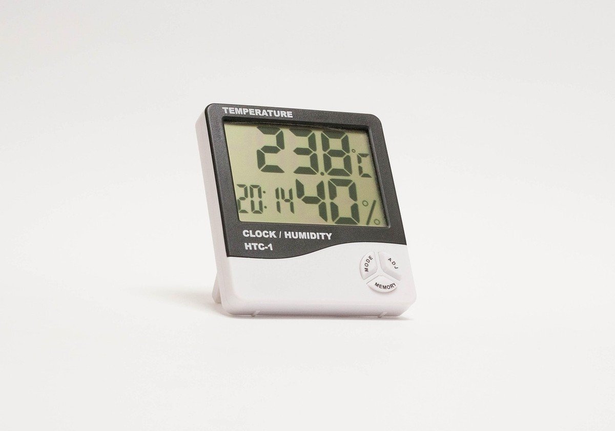 Appareil affichant 23.8°C et 40% d'humidité, modèle HTC-1