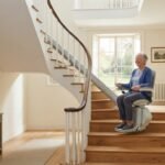 Monte-escalier moderne sur un escalier tournant, maison lumineuse